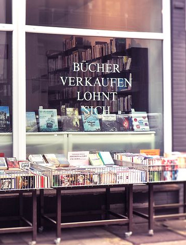 Büchertisch